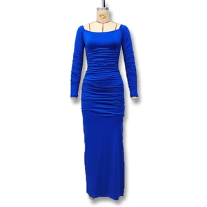 Détail de la robe bleu roi à col bardot avec tissu froncé et fente latérale sexy