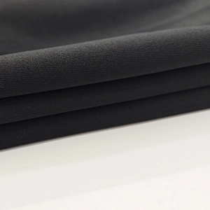Détail du tissu en maille noire avec texture de qualité et côtes épaisses pour robes