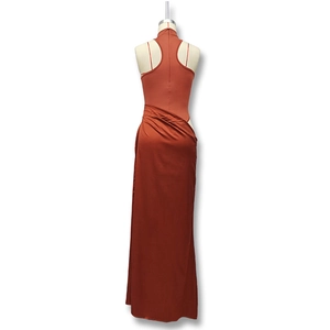 Détail de la découpe latérale et des fronces sur une robe longue ajustée rouge rouille
