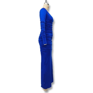 Détail du tissu froncé bleu roi et de la couture de la fente latérale pour femme