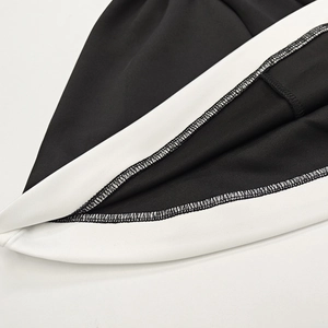 Detalle de las costuras en blanco y negro de un vestido de cóctel corto y ajustado