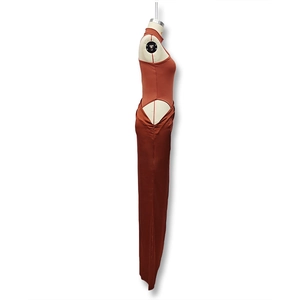 Détail de la robe en maille rouge rouille avec col montant et découpe à la taille