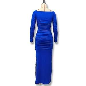 Détail d'une robe moulante bleu marine avec fronces montrant la texture du tissu au dos