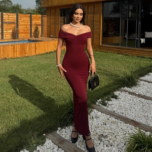 Détail de l'élégante robe maxi bordeaux à épaules dénudées montrant la texture du tissu