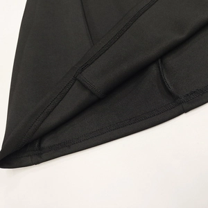 Vue détaillée des coutures à double aiguille et de la texture fine de la robe noire