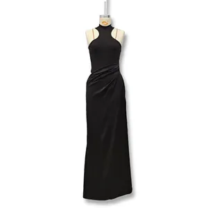 Détail de la robe licou noire élégante avec fronces latérales et coupe moulante chic