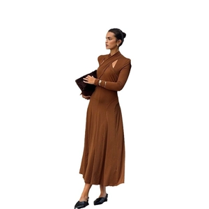 Robe longue élégante marron moulante à licou avec manches longues et détail ajouré chic