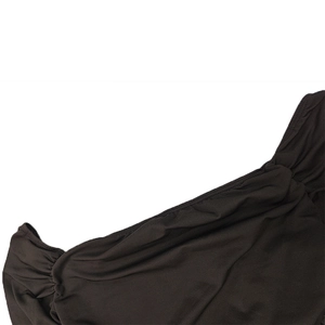 Gros plan sur les fronces et les coutures de la robe en tricot marron foncé