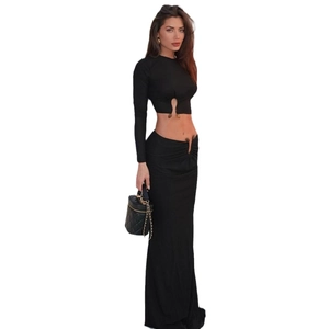 Ensemble deux pièces pour femme en tricot noir avec haut court manches longues et jupe maxi