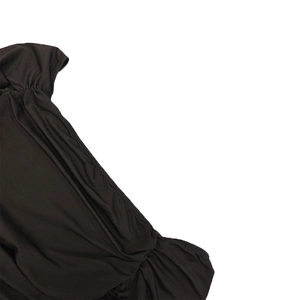Détail de la robe froncée marron foncé montrant la texture douce et les plis soignés