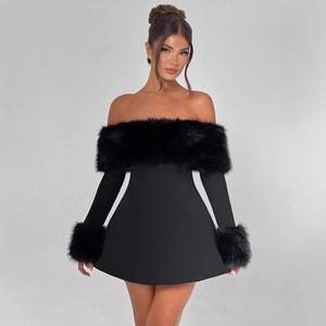 Robe Courte Femme Élégante Noire Épaules Dénudées Avec Bordure en Fourrure Artificielle Manches Longues Sexy