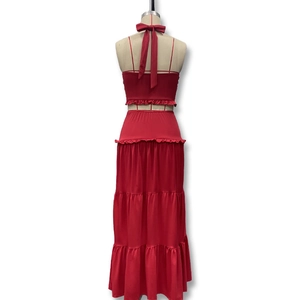 Vue arrière d'un ensemble rouge haut licou et jupe longue à volants sur un mannequin