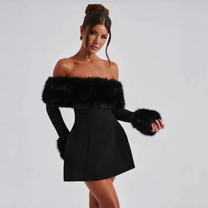 Robe noire élégante à épaules dénudées avec col en fausse fourrure et manches longues d'hiver