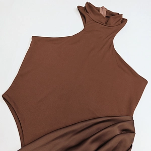 Détail de la robe moulante marron à col montant avec fronces et fermeture éclair
