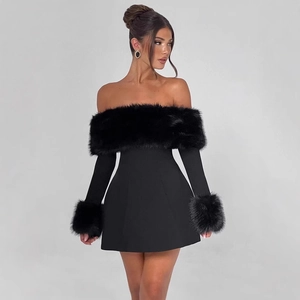 Robe noire moulante à épaules dénudées avec bordure en fausse fourrure chic