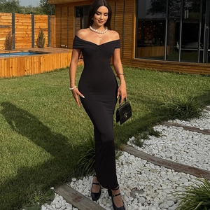 Robe longue moulante noire à épaules dénudées avec un design enveloppant élégant pour femme