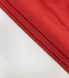 Primer plano detallado de la fina textura de punto de la tela roja de este vestido