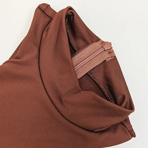 Vue détaillée de la fermeture éclair invisible au dos de cette robe moulante marron