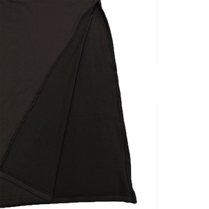 Détail de la fente latérale sur robe en maille noire avec couture précise et drapé