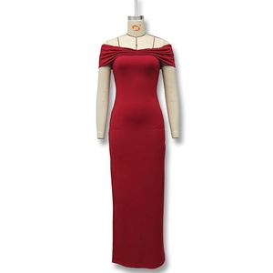 Détail de la robe longue rouge à épaules dénudées avec plis fins et tissu élastique ajusté