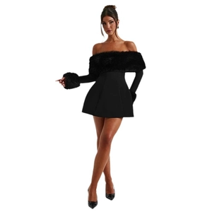 Robe courte évasée noire à épaules dénudées avec bordure en fausse fourrure chic