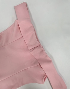 Detalle de la tela de punto rosa con hombros descubiertos y costuras de alta calidad