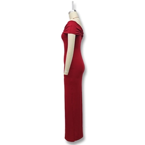 Vue latérale d'une robe longue rouge moulante à épaules dénudées montrant la silhouette
