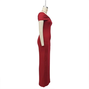 Vue détaillée d'une robe maxi rouge moulante à épaules dénudées sur un mannequin