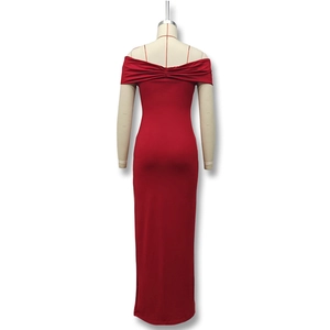 Détail d'une robe longue rouge à épaules dénudées avec dos plissé et coupe moulante ajustée
