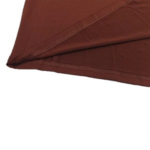 Détail de la fente latérale et de la double couture sur la robe en tricot marron foncé