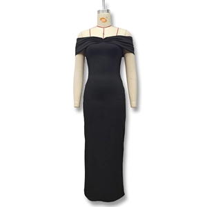 Détail de robe longue noire à épaules dénudées avec nœud à la poitrine et coupe moulante