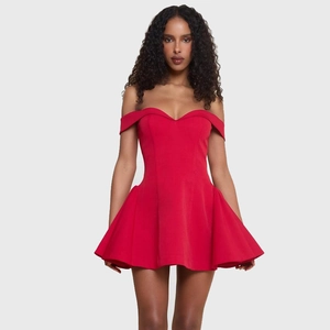 Elegante minivestido rojo brillante con hombros descubiertos, escote corazón y corte ajustado