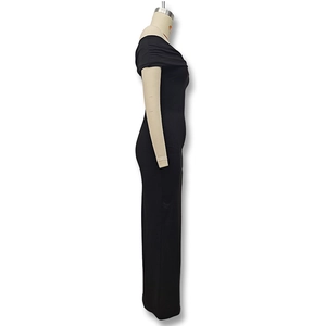 Vue latérale d'une robe longue noire ajustée à épaules dénudées sur mannequin d'étalage