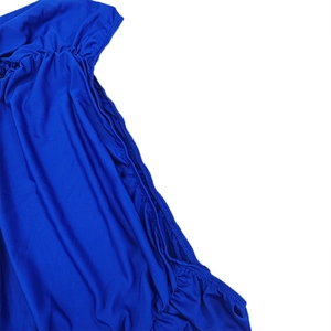 Vue détaillée montrant les plis froncés latéraux et la texture du tissu bleu fin