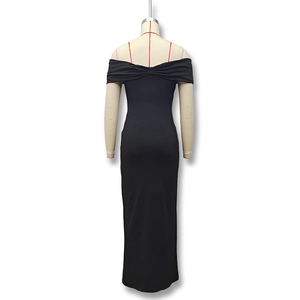 Détail des fronces au dos d'une élégante robe longue noire ajustée à épaules nues