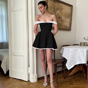 Robe de soirée moulante noire et blanche à épaules dénudées avec une coupe trapèze élégante