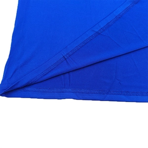 Gros plan détaillé sur la texture du tricot bleu roi et les coutures de l'ourlet