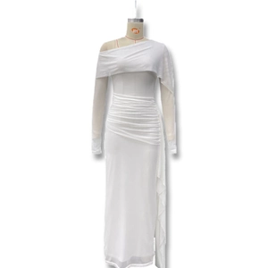 Détail d'une robe en tulle blanche asymétrique avec ceinture latérale et taille plissée