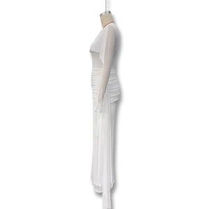 Détail du corsage froncé élégant et de la longue traîne fluide sur une robe blanche en mesh