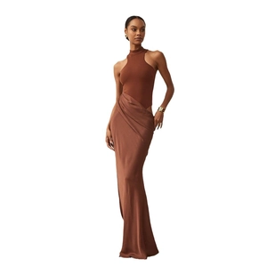 Robe maxi sans manches marron avec col montant, haut en maille côtelée et jupe en satin