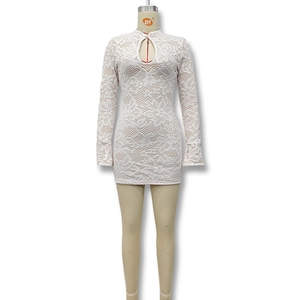 Dettaglio in pizzo floreale bianco con scollatura a goccia e maniche a campana