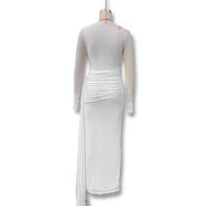 Détail de la robe en mesh blanche à épaule dénudée avec fronces et drapé élégant
