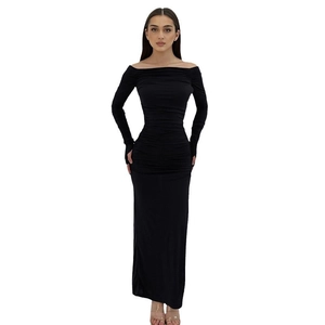 Robe longue moulante noire à épaules dénudées avec manches longues et détails plissés