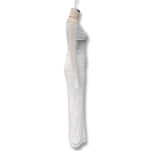 Vue détaillée latérale d'une robe en tulle blanc avec plis élégants et manches longues