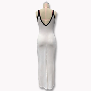 Détail de robe en satin blanc avec dos nu en V profond et bordure de couleur contrastée