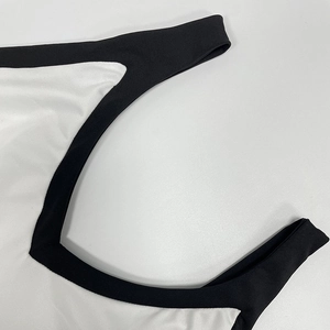 Détail des bordures contrastées sur l'encolure et les bretelles d'une robe moulante