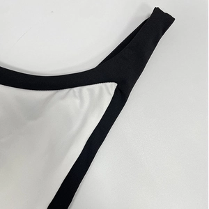 Détail du tissu extensible avec bretelles noires contrastées et coutures sur la robe