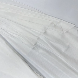 Détail montrant la texture superposée du tissu en tulle mesh blanc semi-transparent léger