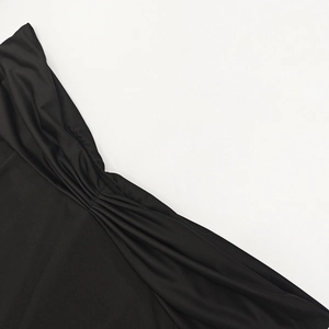 Vue détaillée du tissu froncé noir élégant de cette robe courte à épaules nues