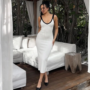 Détails contrastés sur robe longue moulante élégante avec un design dos nu raffiné